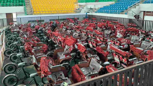 Becak listrik bantuan Presiden Prabowo Subianto telah berada di GOR Venue Palabuhanratu, Kabupaten Sukabumi. | Foto: SU/Ilyas Supendi