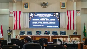 Wabup Sukabumi H Andreas bacakan jawaban Bupati Sukabumi soal pandangan umum tujuh fraksi DPRD atas RAPBD Kabupaten Sukabumi 2027 dalam rapat paripurna di Gedung DPRD Kabupaten Sukabumi, Jumat (2/10/2026). (Sumber : SU/Ilyas)