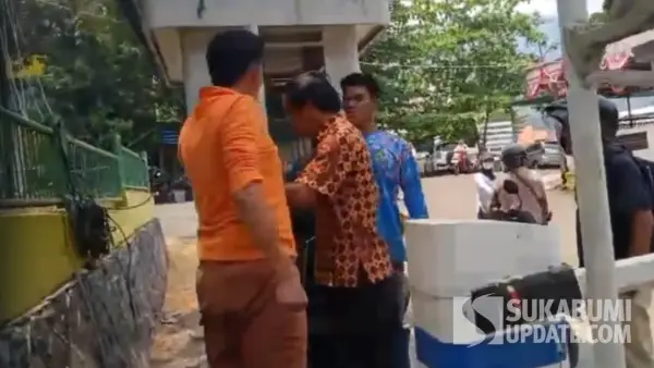 Tangkapan layar video viral saat pria berbaju oranye membentak dan meludahi petugas Parkir RSUD Palabuhanratu Sukabumi (berbaju biru). (Sumber Foto: Istimewa)