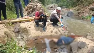 Polisi saat melakukan identifikasi dan olah tkp pria yang ditemukan meninggal di sungai cipelang, Kota Sukabumi. Jumat (2/10//2026). (Sumber: Istimewa)