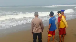 Petugas saat melakukan pencarian satu pelajar yang terseret ombak pantai Istiqomah, Sukabumi yang dinyatakan hilang. Sabtu (3/10/2026). (Sumber: Istimewa)