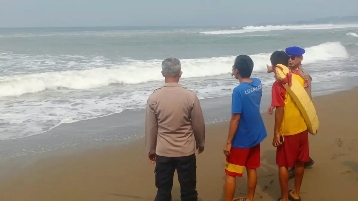 Dua Pelajar Sukabumi Terseret Ombak Pantai Istiqomah, Satu Masih Hilang