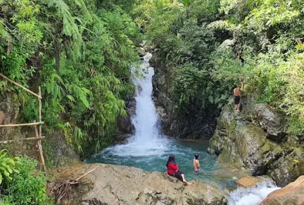 Curug Mariuk, salah satu air terjun yang ada di Bogor dengan jalur trekking yang menarik. (Sumber : Gmaps/Macgyver)