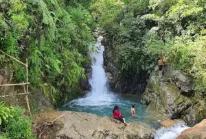 Curug Mariuk, salah satu air terjun yang ada di Bogor dengan jalur trekking yang menarik. (Sumber : Gmaps/Macgyver)
