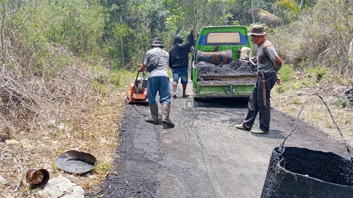Aspal Jalan Leuwiliang-Bojongtipar Dikeluhkan, Dinas PU Sukabumi Perintahkan Kontraktor Perbaiki