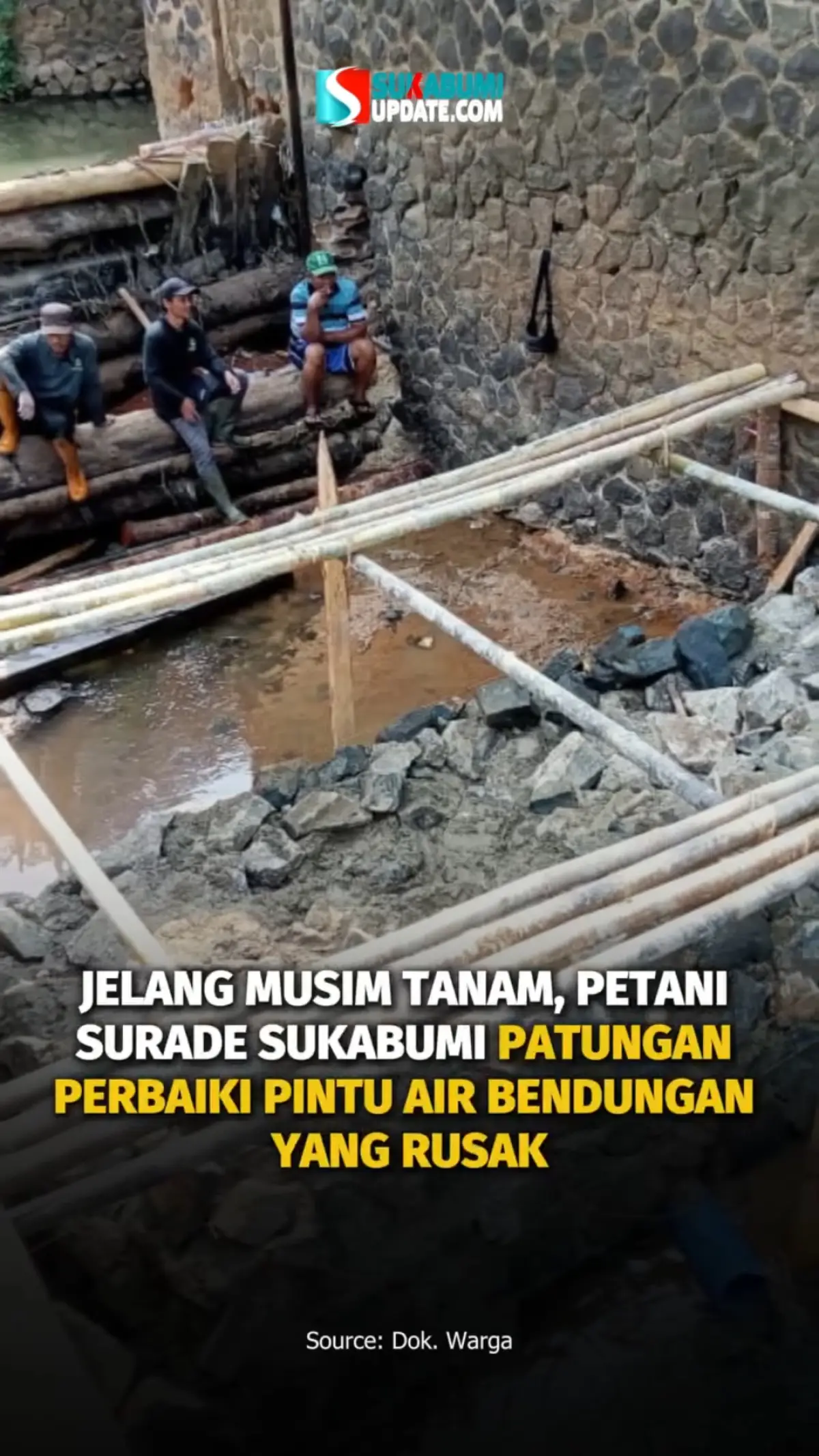 Jelang Musim Tanam, Petani Surade Sukabumi Patungan Perbaiki Pintu Air Bendungan Yang Rusak