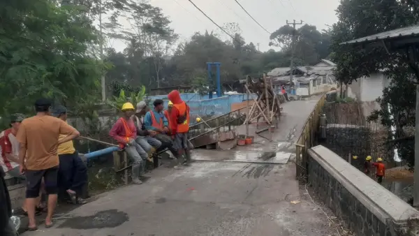 Perbaikan Jembatan Kompa di Parungkuda, Sukabumi. (Sumber: Istimewa)