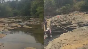 Warga mengambil air dari sisa aliran Sungai Ciletuh di kawasan Curug Awang, Desa Cibenda, Kecamatan Ciemas, Kabupaten Sukabumi. (Sumber : Dok warga).