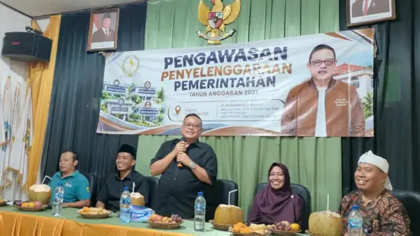 Sekretaris Komisi V DPRD Provinsi Jawa Barat, Muhammad Jaenudin, saat melaksanakan kegiatan pengawasan penyelenggaraan pemerintahan di Aula Desa Mangunjaya, Kecamatan Waluran, Kabupaten Sukabumi, Jumat (2/10/2026) | Foto : Tim Adc