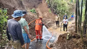 Material longsoran menutupi jalan gang di Kampung Kalaparea, Desa Kalaparea, Kecamatan Nagrak, Kabupaten Sukabumi, setelah hujan deras, Jumat, (2/10/2026) sore. (Sumber : P2BK).