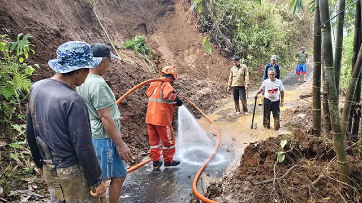 Sempat Tertutup Longsor, Akses Jalan Gang di Kalaparea Nagrak Sukabumi Kini Bisa Dilalui