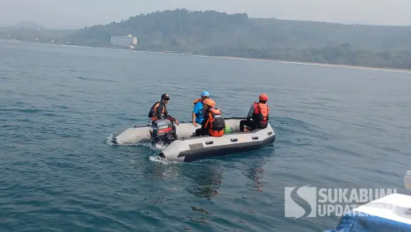 Proses pencarian pelajar asal Nagrak yang hilang di laut Pantai Istiqomah oleh Tim SAR. (Sumber Foto: Dok. Pos SAR Sukabumi)