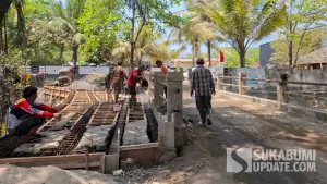 Warga bergotong royong memperlebar Jembatan Cigebang yang kerap jadi biang macet di perbatasan Desa Ujunggenteng dan Pangumbahan, Kecamatan Ciracap, Minggu (4/10/2026). (Sumber Foto: SU/Ragil)