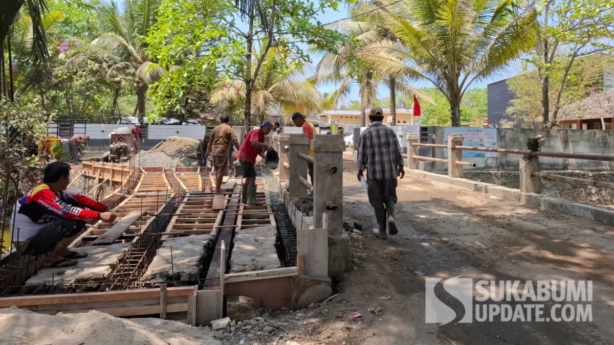 Biang Macet, Jembatan Sempit Dekat Pantai Cibuaya Sukabumi Diperlebar Warga