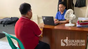 Agus (kiri) terduga pelaku pembunuhan dan perampokan dosen di Cicantayan Sukabumi saat dilakukan pemeriksaan oleh pihak kepolisian. (Sumber Foto: Istimewa)