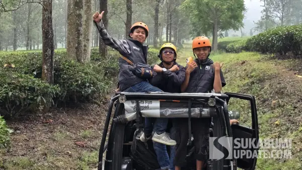 Wisatawan menikmati sensasi fun offroad menggunakan jip saat menjelajahi jalur perkebunan teh Goalpara, Kecamatan Sukaraja, Kabupaten Sukabumi. (Sumber Foto: SU/Ilyas)