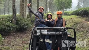 Wisatawan menikmati sensasi fun offroad menggunakan jip saat menjelajahi jalur perkebunan teh Goalpara, Kecamatan Sukaraja, Kabupaten Sukabumi. (Sumber Foto: SU/Ilyas)