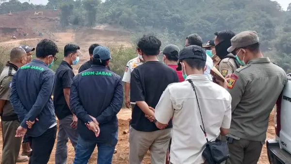 Tim gabungan pemprov jabar dan pemkab Sukabumi cek lokasi pengerukan tanah di nagrak sukabumi (Sumber: dok tim)