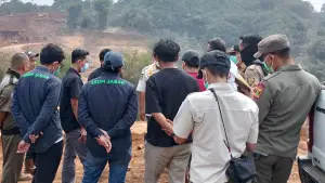 Tim gabungan pemprov jabar dan pemkab Sukabumi cek lokasi pengerukan tanah di nagrak sukabumi (Sumber: dok tim)