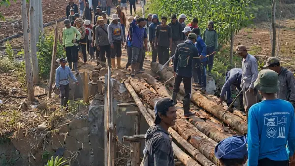 Warga Desa Tegalega patungan perbaiki jembatan sungai cikasi yang ambruk sejak 2024 (Sumber : dok warga)
