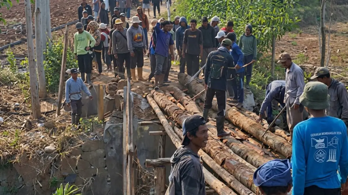 Ambruk Sejak 2024: Butuh Akses Vital, Warga Tegallega Sukabumi Patungan Perbaiki Jembatan Cikaso