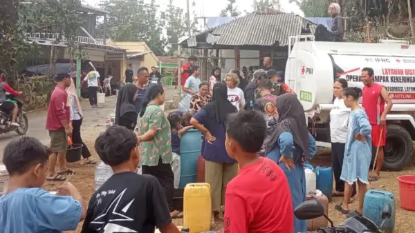 Kekeringan: Bantuan air bersih untuk warga Pangkalan Cikidang Sukabumi (Sumber: dok p2bk)