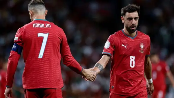 Bruno Fernandes dan Cristiano Ronaldo saat mebela Timnas Portugal. (Sumber: web/reuteus.com)