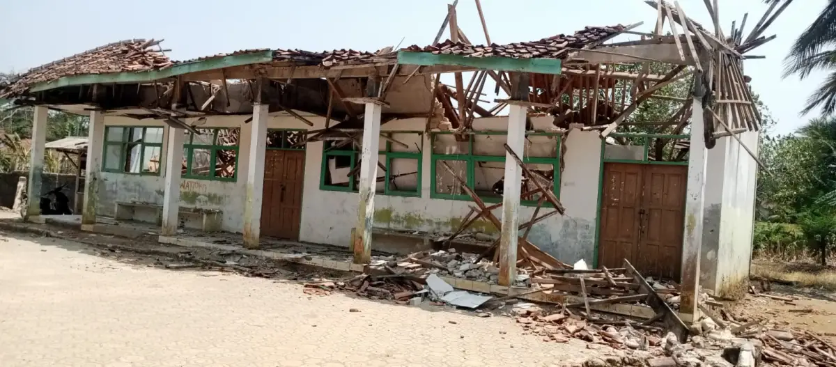 Ambruknya Ruang Kelas MTs di Ciracap Sukabumi, Pelajar Mengungsi ke Perpustakaan