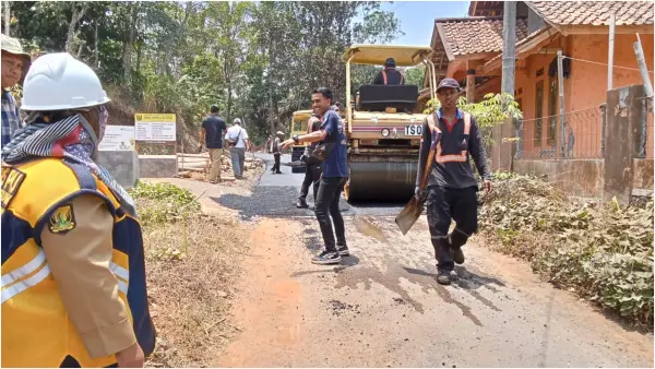 Kepala UPTD PU Wilayah Sagaranten Ami Amelia saat monitoring langsung pelaksanaan kegiatan rekonstruksi dan peningkatan kualitas jalan pada ruas Cipamingkis–Cikarang. (Sumber Foto: Dok. UPTD PU Sagaranten)