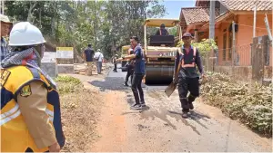Kepala UPTD PU Wilayah Sagaranten Ami Amelia saat monitoring langsung pelaksanaan kegiatan rekonstruksi dan peningkatan kualitas jalan pada ruas Cipamingkis–Cikarang. (Sumber Foto: Dok. UPTD PU Sagaranten)