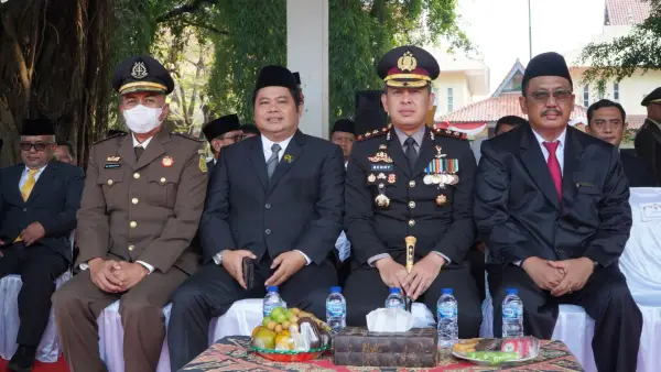 Anggota DPRD Kabupaten Sukabumi, Mansurudin, (kedua dari kiri) saat menghadiri Upacara Peringatan HUT ke-81 TNI di Alun-alun Palabuhanratu. (Sumber Foto: Humas DPRD Kab. Sukabumi)