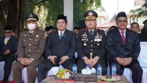 Anggota DPRD Kabupaten Sukabumi, Mansurudin, (kedua dari kiri) saat menghadiri Upacara Peringatan HUT ke-81 TNI di Alun-alun Palabuhanratu. (Sumber Foto: Humas DPRD Kab. Sukabumi)