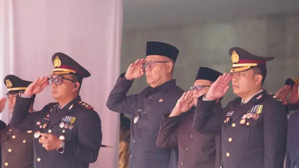 Wali Kota Sukabumi Ayep Zaki saat menghadiri upacara peringatan HUT ke-81 TNI di Lapang Merdeka. (Sumber Foto: Dokpim Pemkot Sukabumi)