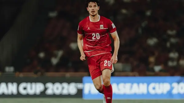 Aksi Elkan Baggot saat membela Timnas Indonesia menghadapi Singapura di FIFA ASEAN Cup 2026 (Sumber: Instagram/@elkanbaggott)