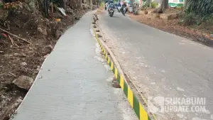 Pekerjaan pembuatan bahu beton pada ruas Jalan Parungkuda-Bojongpari, Kecamatan Parungkuda, Kabupaten Sukabumi oleh Dinas PU. (Sumber Foto: Istimewa)