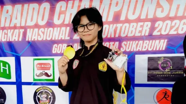 Cantika Indah Pratama berfoto bersama medali juara yang diperolehnya dalam Kejuaraan Pencak Silat Jaraido Championship 2026. (Sumber Foto: Dokumentasi Pribadi)