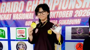 Cantika Indah Pratama berfoto bersama medali juara yang diperolehnya dalam Kejuaraan Pencak Silat Jaraido Championship 2026. (Sumber Foto: Dokumentasi Pribadi)
