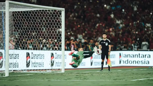 Aksi penyelamatan Emil Audero saat membela Timnas Indonesia di final FIFA ASEAN Cup 2026 menghadapi Thailand. (Sumber: Instagram/@emil_audero)