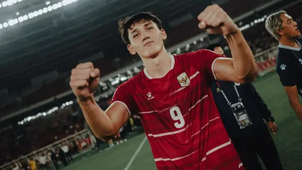 Selebrasi kemenangan Mitchell Baker saat berhasil memabwa Timnas Indonesia menang atas Bangaldesh 9-2 di FIFA ASEAN Cup 2026. (Sumber: Instagram/@_mitchell.baker)