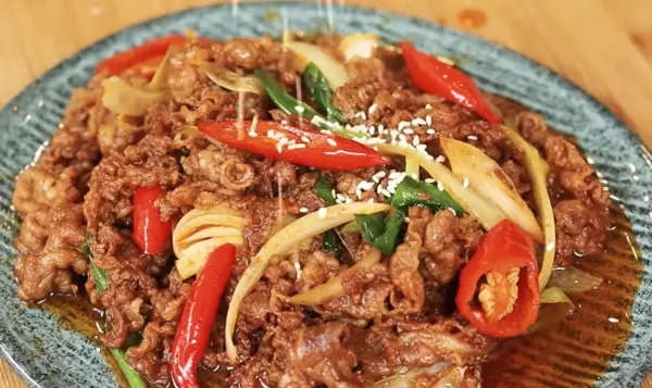 Resep Spicy Korean Beef, Gurih Pedas yang Bakal Jadi Menu Favorit Keluarga (Sumber : Youtube | Devina Hermawan)