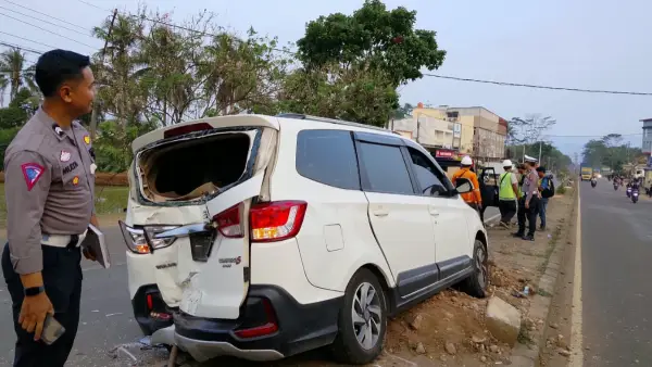 Polisi di lokasi kecelakaan di jalur lingkar selatan Sukabumi, Cisaat (Sumber: sukabumiupdate)
