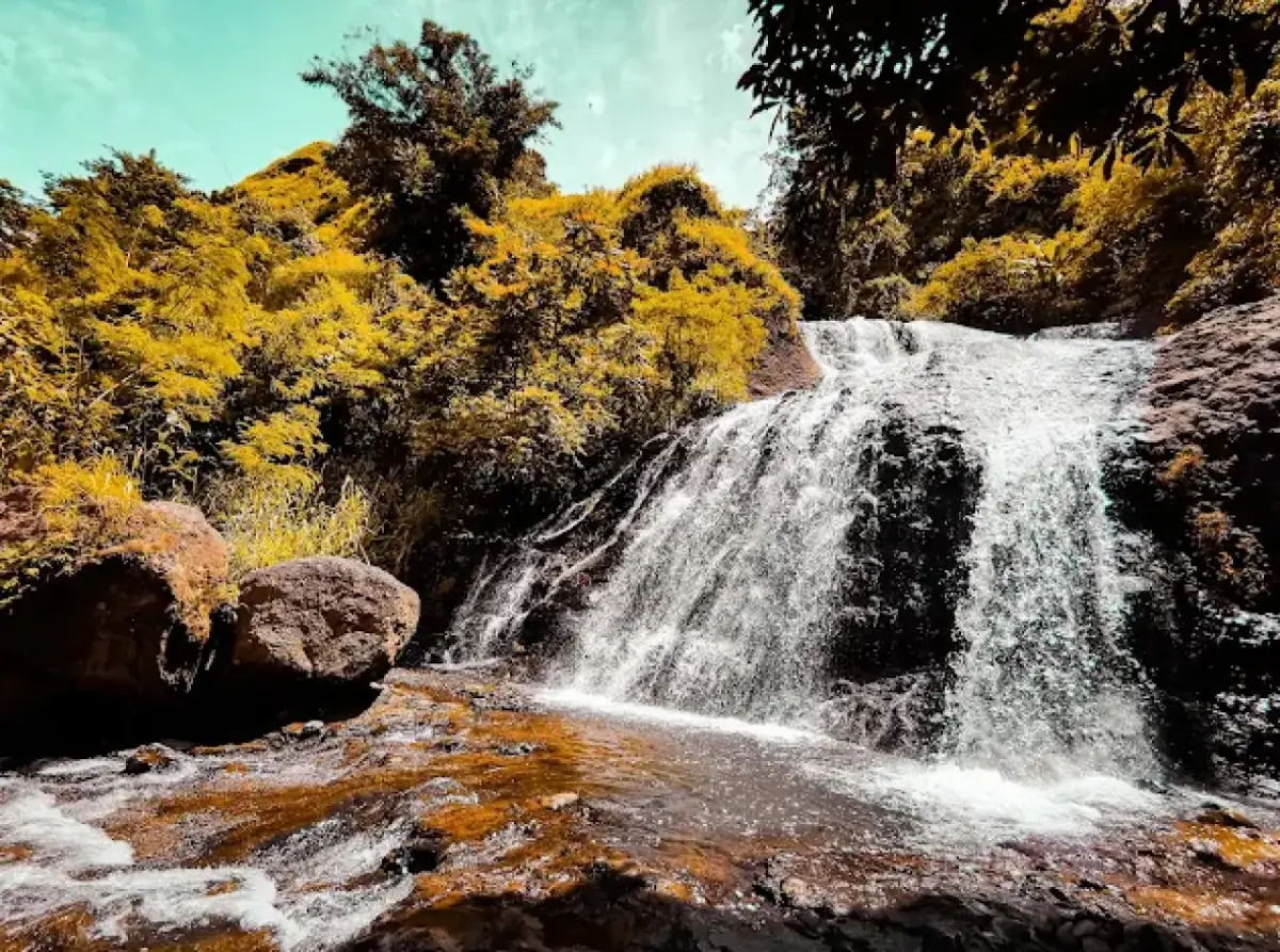 Curug Cibubuay Sukabumi, Air Terjun Bertingkat dengan Pemandian Air Panas Alami