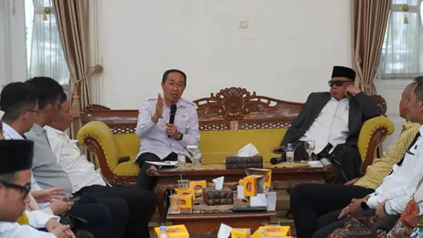 Sekda Kabupaten Sukabumi H. Ade Suryaman, bahas persiapan Hari Santri Nasional 2026 di Pendopo Sukabumi, Rabu (7/10/2026). (Sumber : Dokpim).