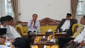 Sekda Kabupaten Sukabumi H. Ade Suryaman, bahas persiapan Hari Santri Nasional 2026 di Pendopo Sukabumi, Rabu (7/10/2026). (Sumber : Dokpim).
