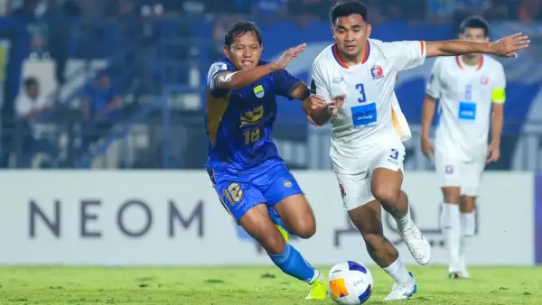 Aksi Adam Alis (Persib) berduel dengan Asnawi Mangkualam (Port FC) di laga ACL Two 2024/2025. (Sumber: Istimewa)