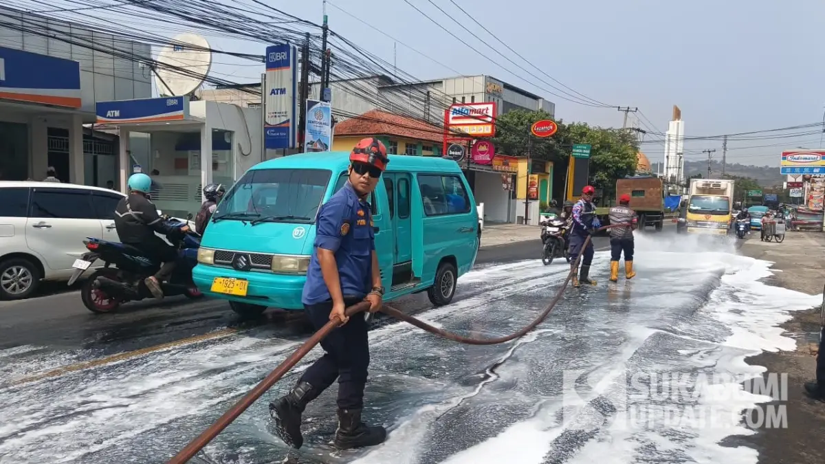 Bikin Pemotor Terjatuh, Tumpahan Oli di Jalan Nasional Cibadak Sukabumi Disemprot Deterjen