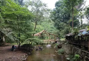 Curug Cimedang, salah satu air terjun yang bisa dijadikan tujuan menghabiskan waktu libur akhir pekan. (Sumber : Gmaps)