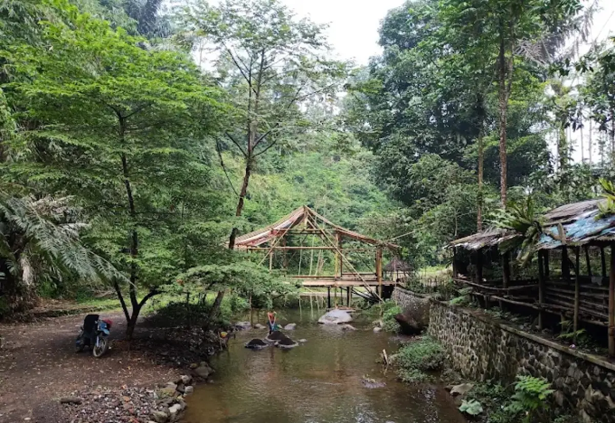 Curug Cimedang, Air Terjun Mungil dengan Kolam Jernih dan Dinding Batu Mirip Mulut Goa