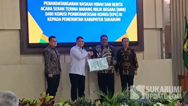 KPK menyerahkan aset rampasan perkara Suap Ekspor Benur senilai Rp1,914 miliar kepada Pemkab Sukabumi, Kamis (8/10/2026). (Sumber Foto: SU/Ilyas)
