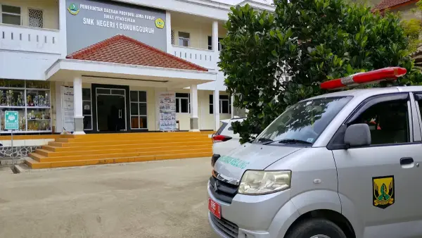 Mobil medis masih siaga di SMKN 1 Gunungguruh Sukabumi pasca dugaan keracunan massal akibat MBG (Sumber: sukabumiupdate)
